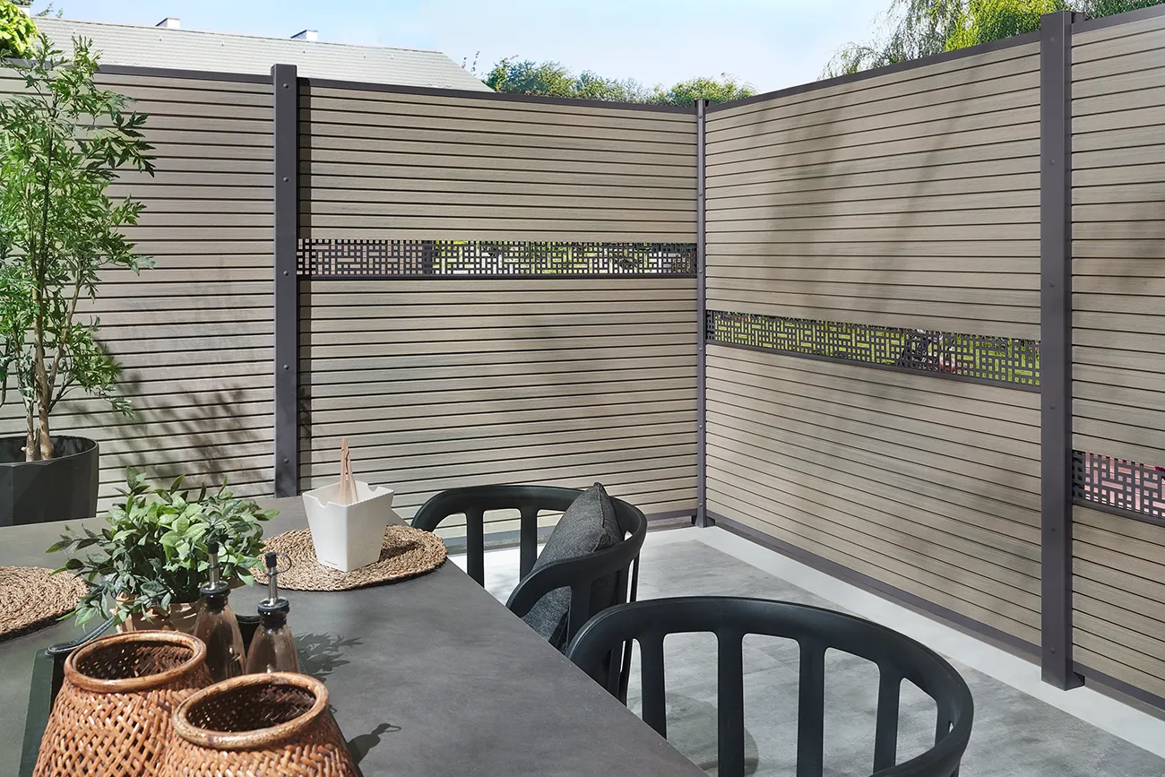 palissade composite en gris taupe avec lames décoratives